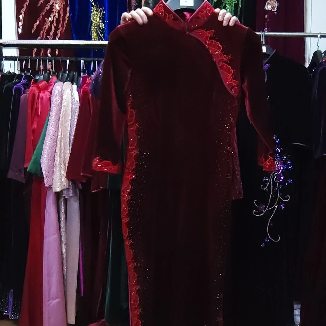 旅***亚枣红色金丝绒重工长款旗袍l码