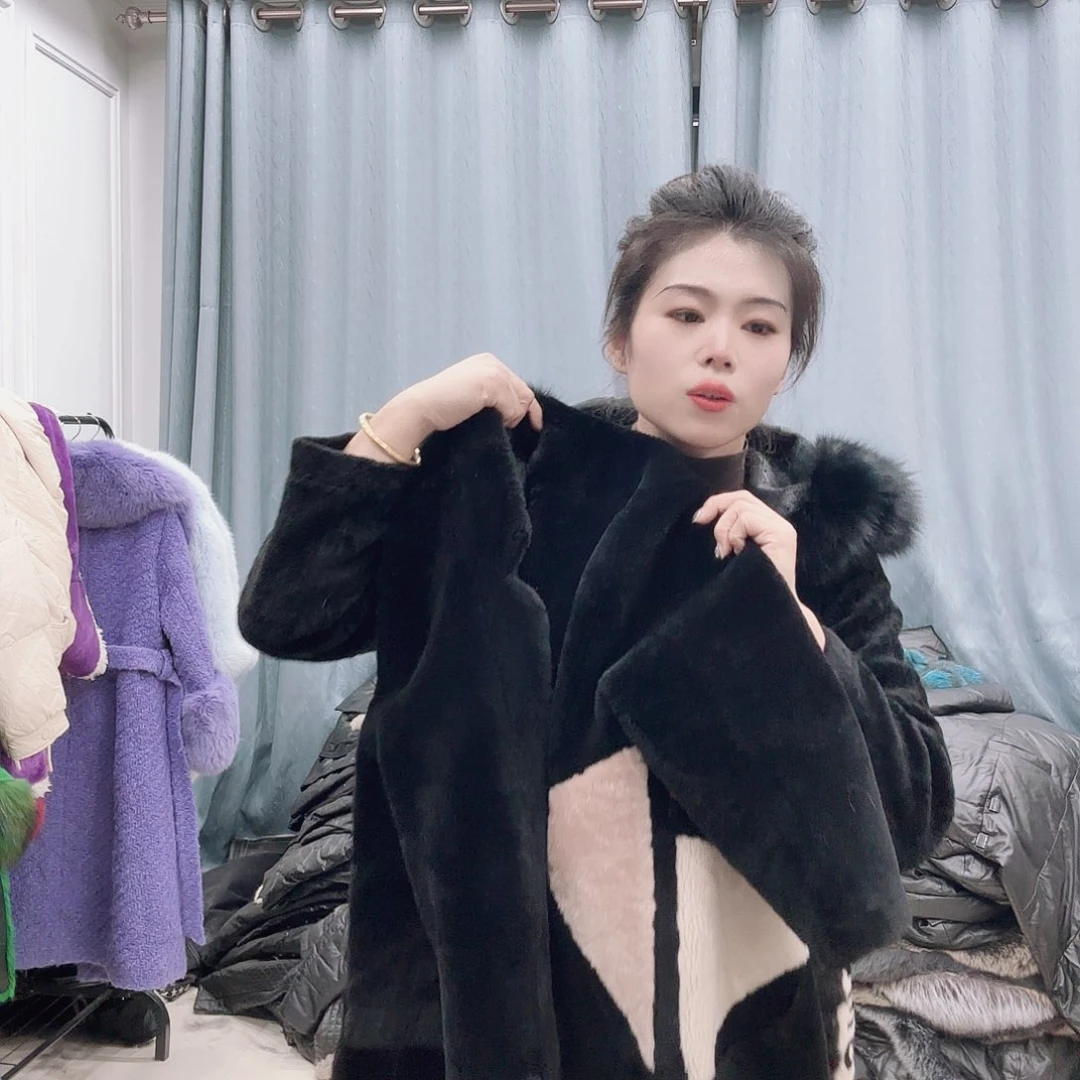皮草搭配黑色西装