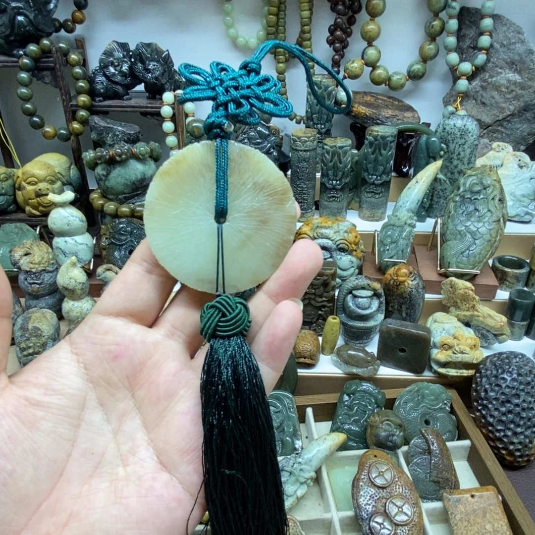 未镶嵌岫岩老玉（透闪石质玉）把件