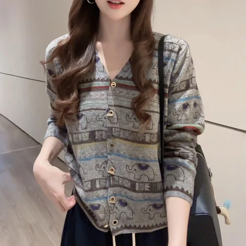 软糯V领大象印花针织开衫女2025新款秋季复古洋气慵懒风撞色上衣