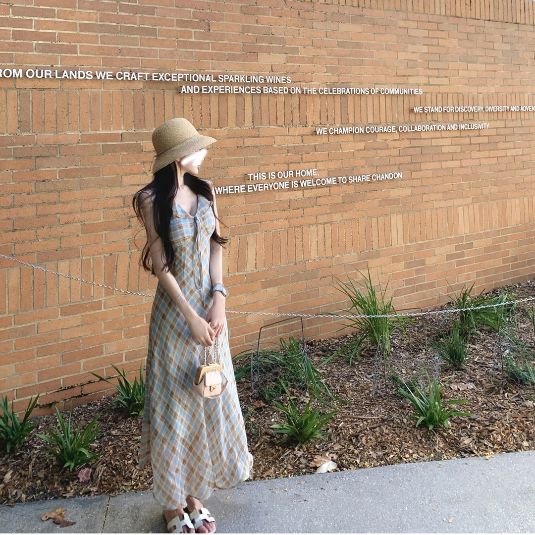 「午后茶歇」法式度假风气质夏季格子连衣裙V领无袖浪漫雪纺长裙女