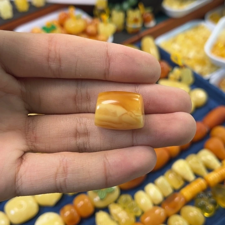 琥珀未镶嵌裸石卡15加老蜡马蹄珠一颗