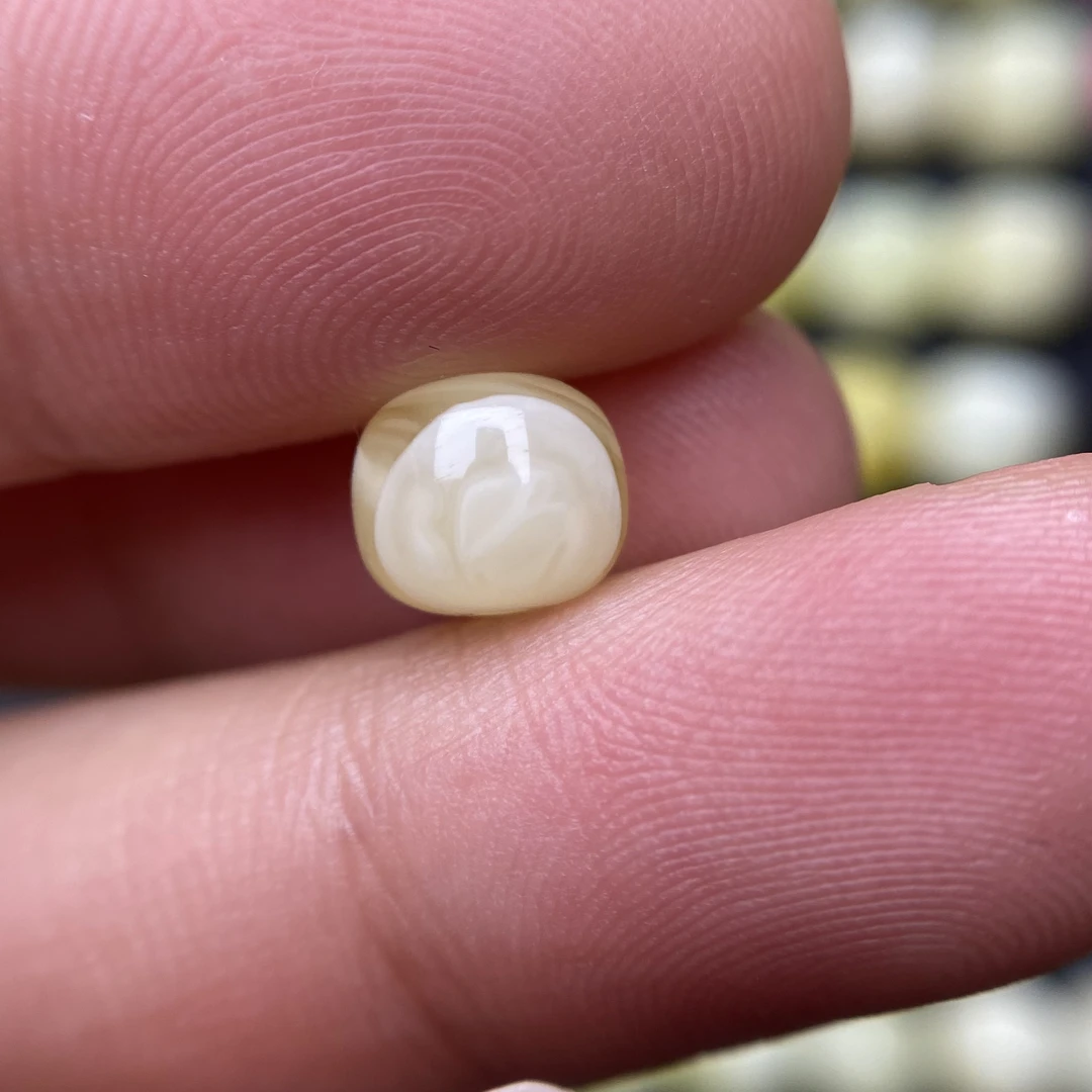 蜜蜡金胶白妖花老型配饰7.7×6.7mm，花纹好看无优化