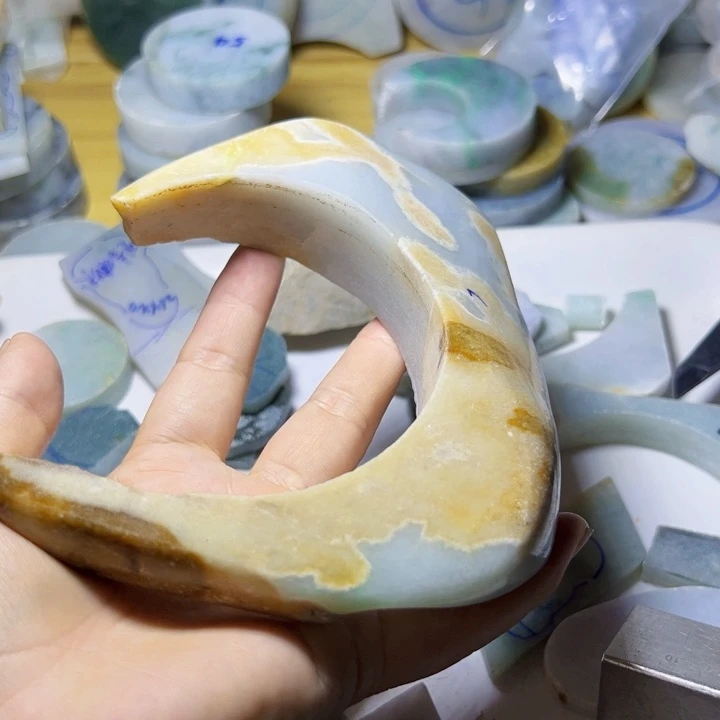颈饰未镶嵌翡翠翡翠片料