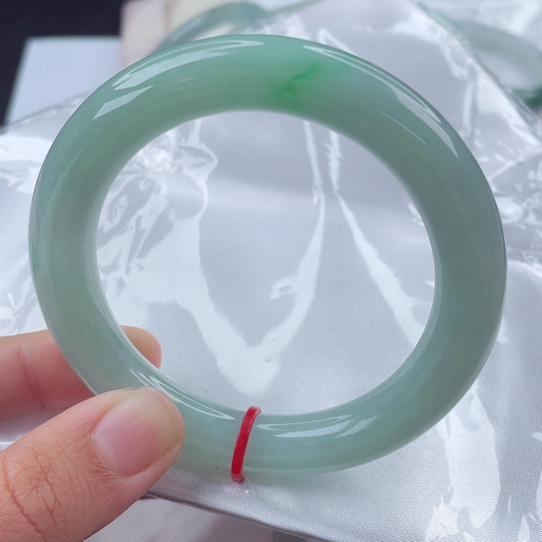 翡翠手镯（圆镯）未镶嵌明***风55圈