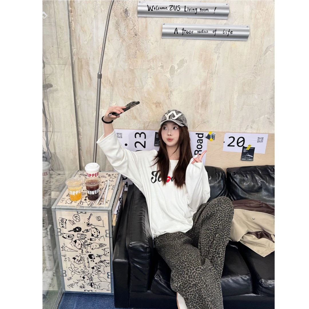 晶咕【偷心辣妹】慵懒感可露肩胸前字母印花长袖T恤上衣