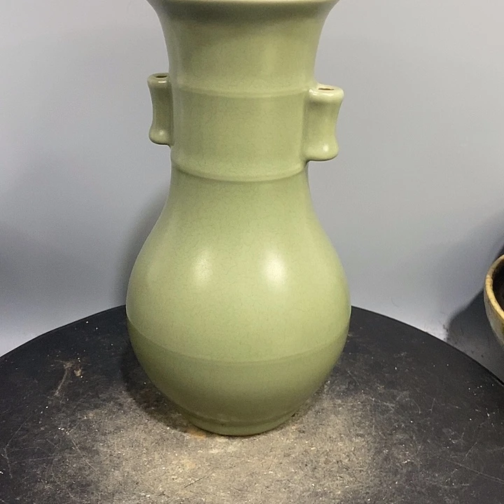 龙泉窑贯耳瓶造型美观