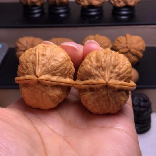 文玩核桃把件粗筋三楞36