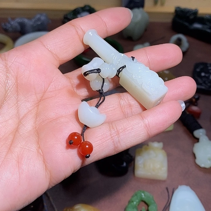 c***y和田玉未镶嵌颈饰