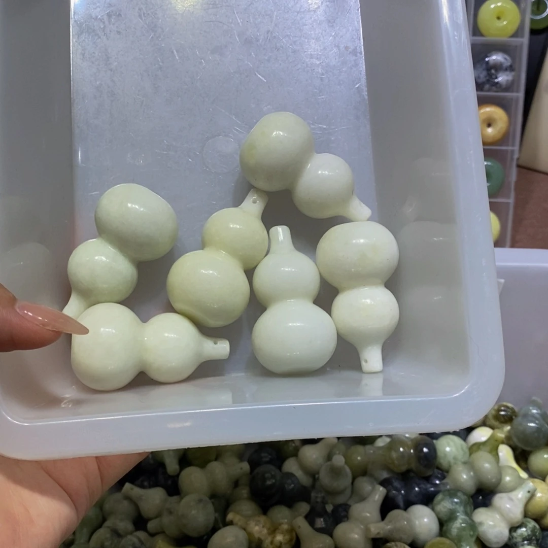 蛇纹石玉未镶嵌颈饰50