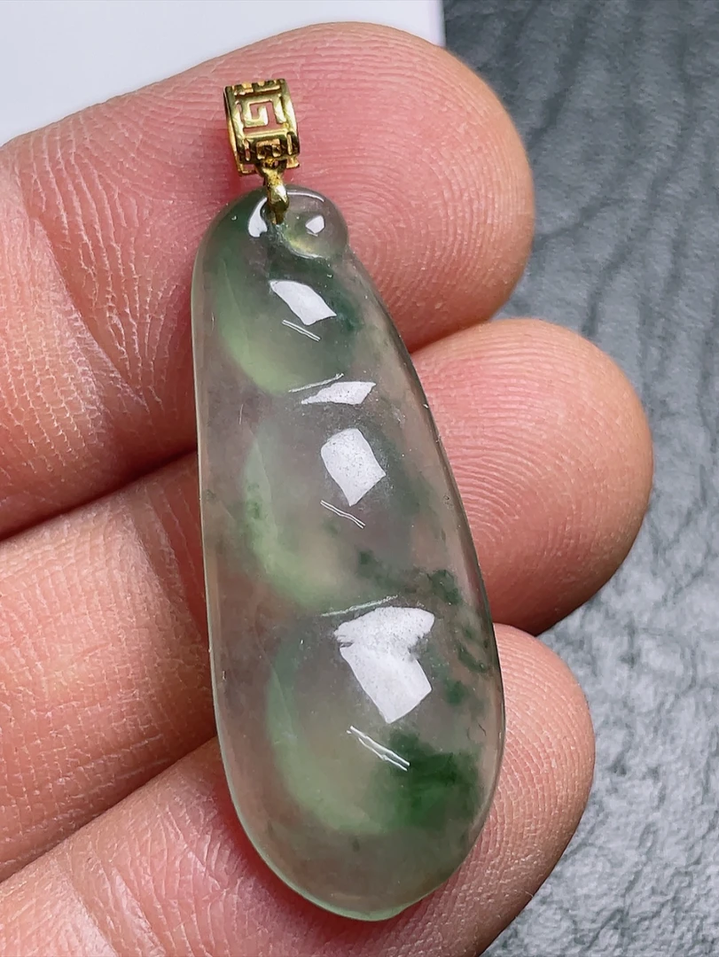 （缅料翡翠A货）18 K金镶嵌冰种起胶飘花福豆吊坠（尺寸39.6-13-4.3)