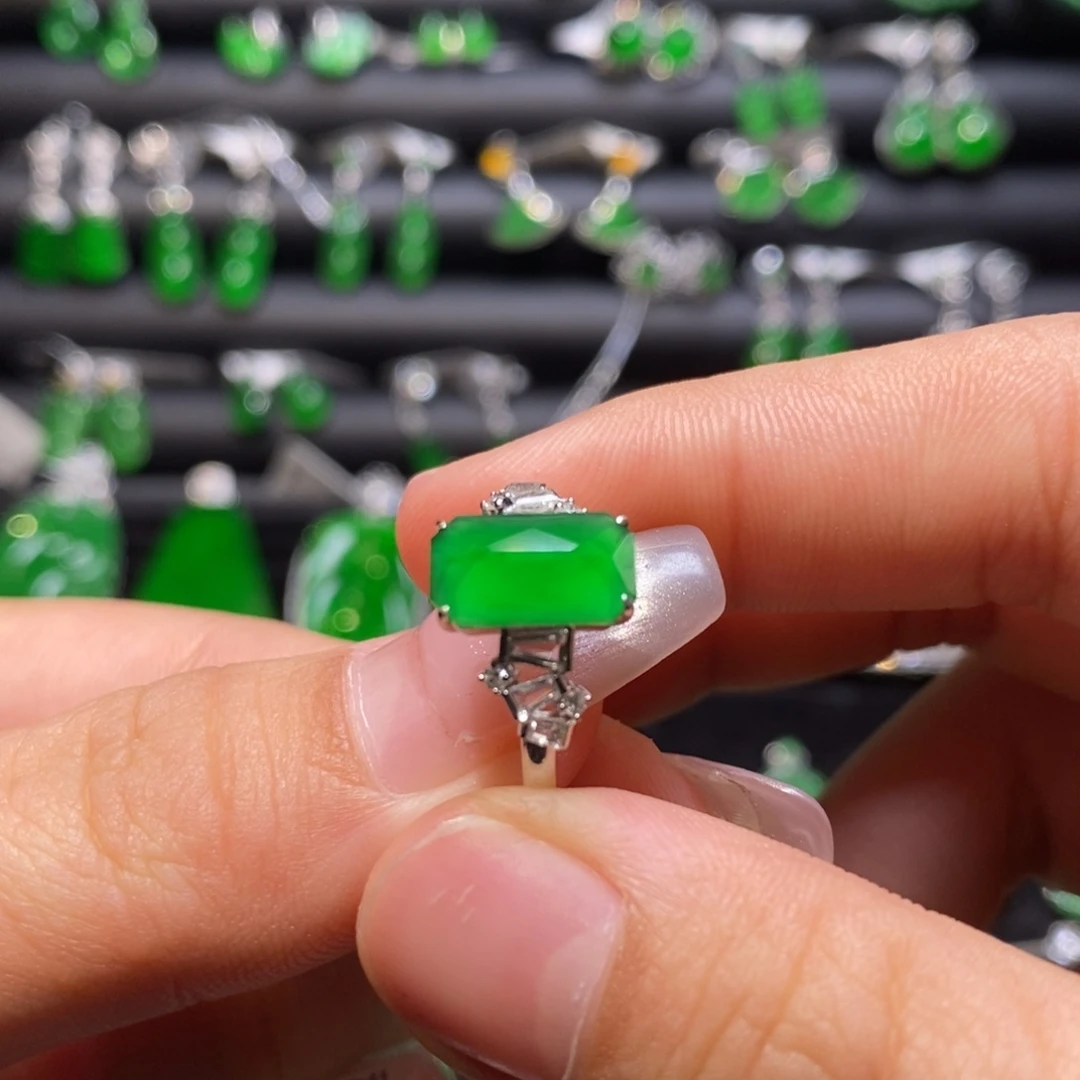 翡翠戒指18K金镶嵌天然翡翠