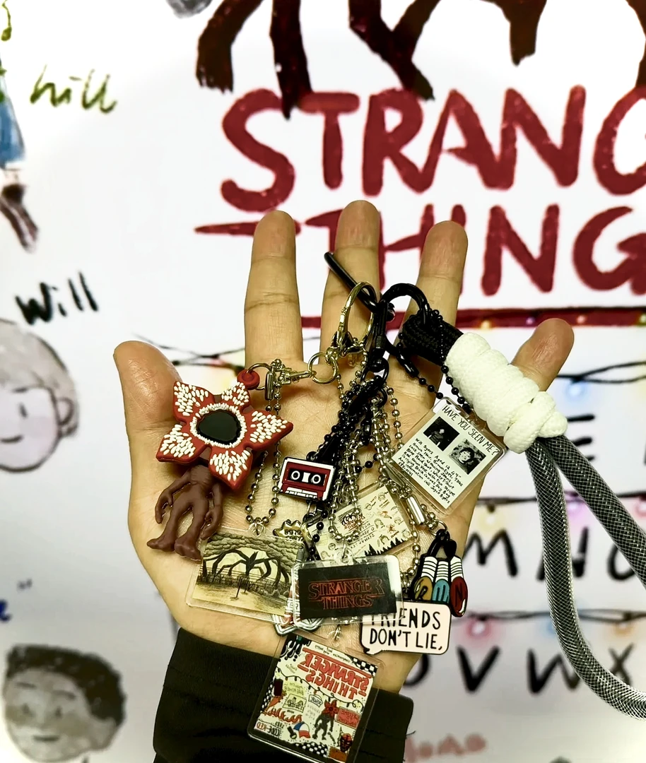 怪奇物语挂件包链周边怪奇物语周边卡套链怪奇物语书包挂件