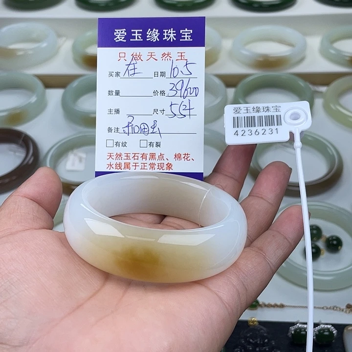 在***里和田玉（糖玉）未镶嵌手镯