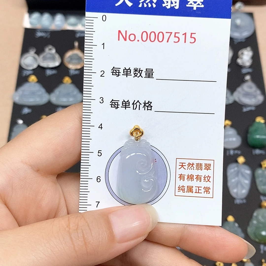 颈饰18K金镶嵌翡翠
