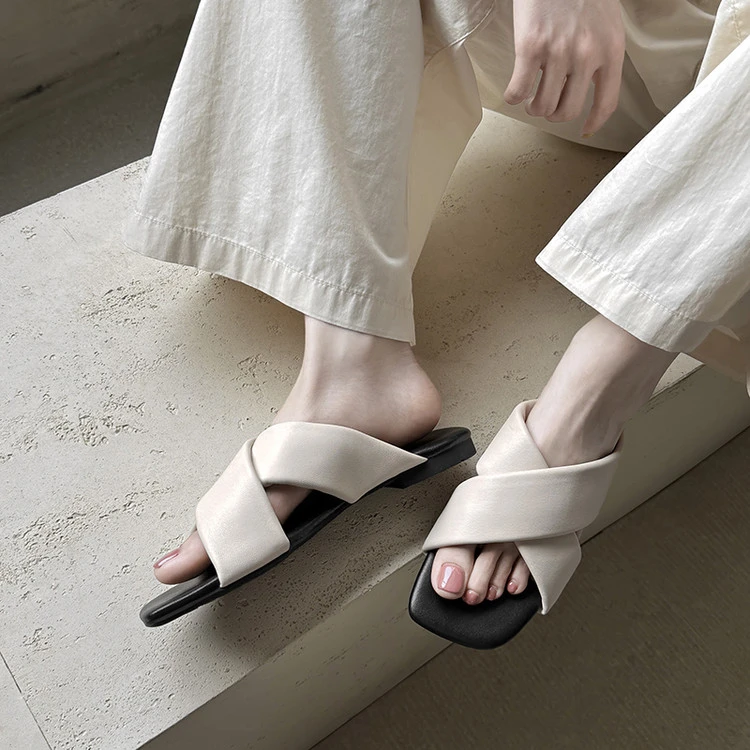 米白色真皮凉鞋女交叉带夏季休闲风平底一字拖沙滩鞋软底凉拖鞋QD