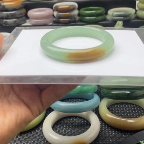 石英岩玉未镶嵌手镯