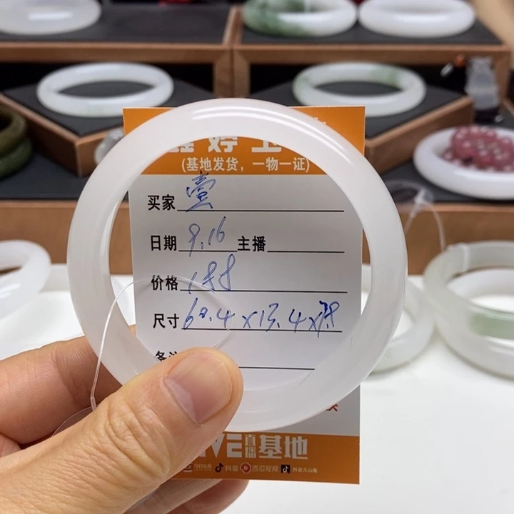 壹***.未镶嵌手镯石英质玉