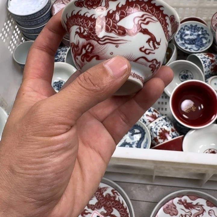 摆件釉里红铠甲龙中号压手杯