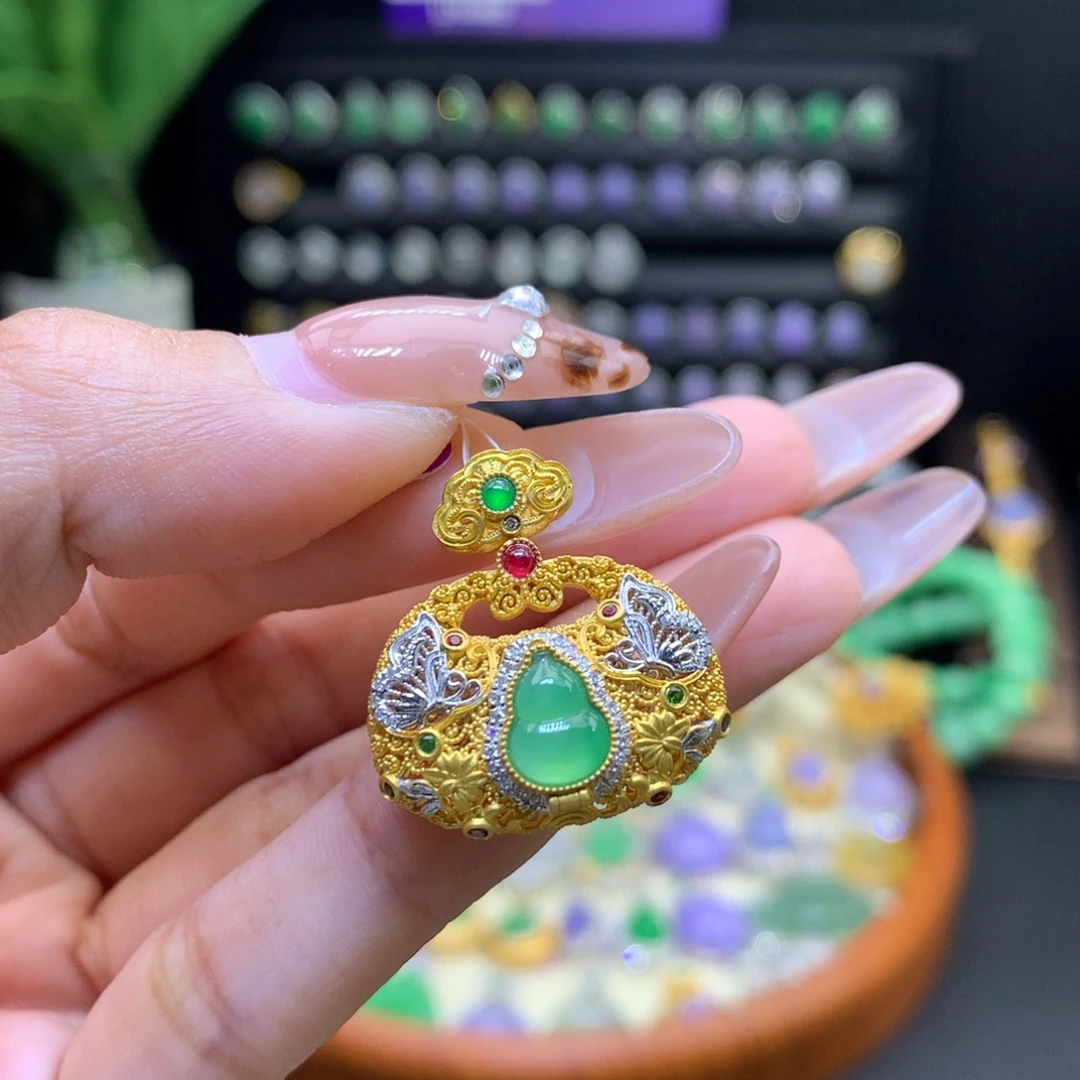 翡翠18K金镶嵌颈饰