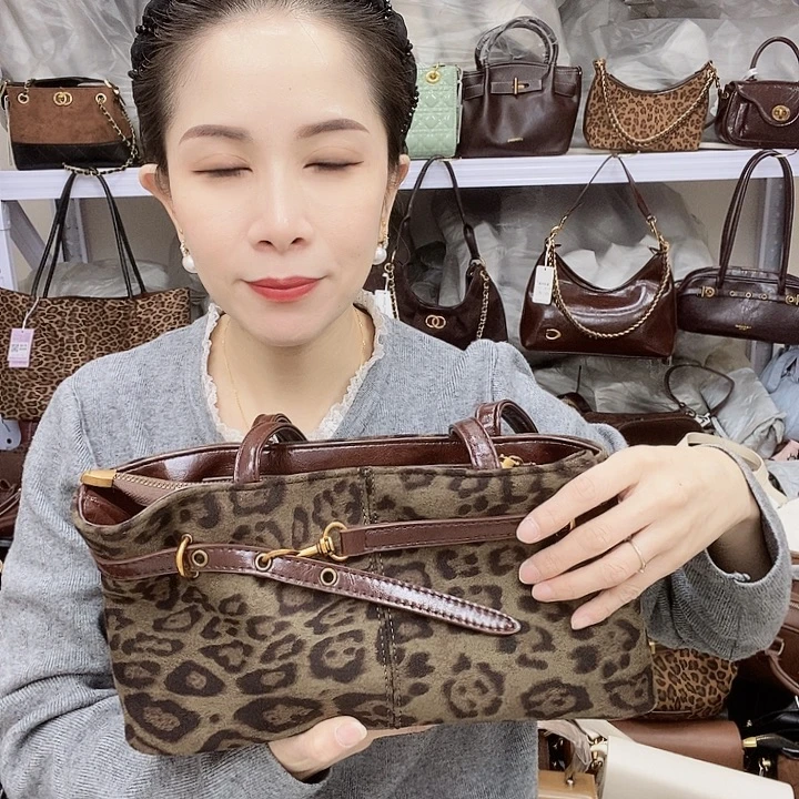 蚕丝小牛剖层皮革PU