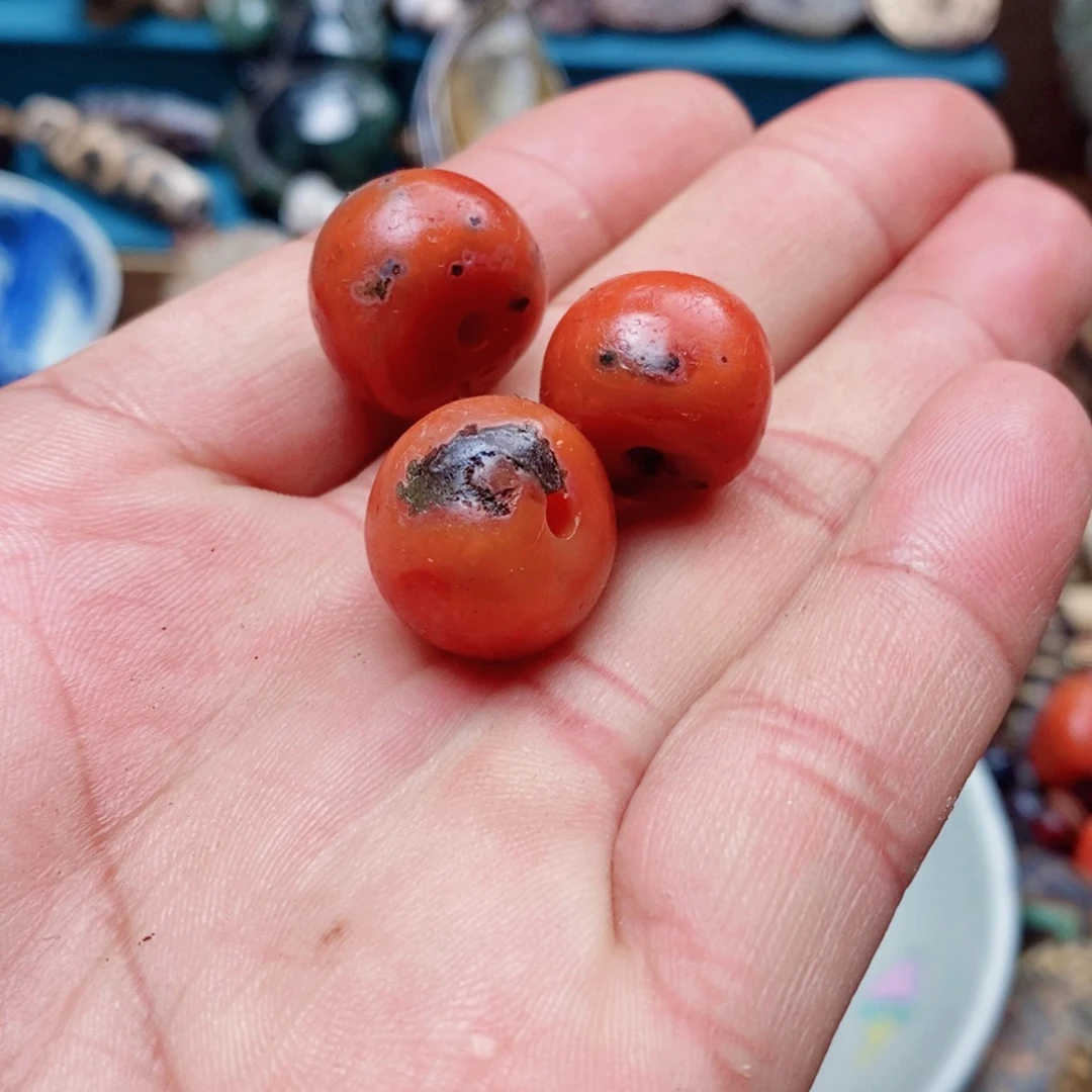 DIY琉璃珠子的颜色是蓝色的