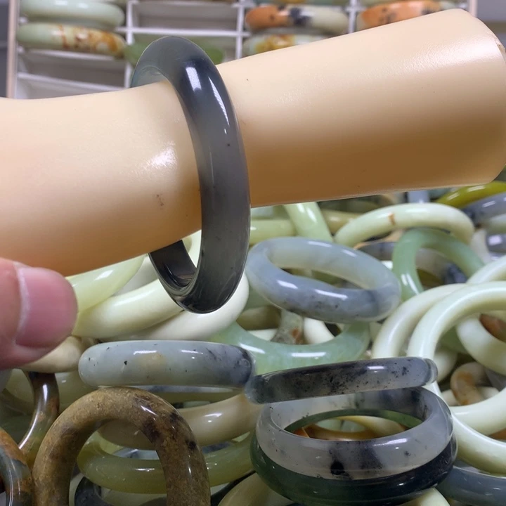 蛇纹石玉手镯未镶嵌w**m