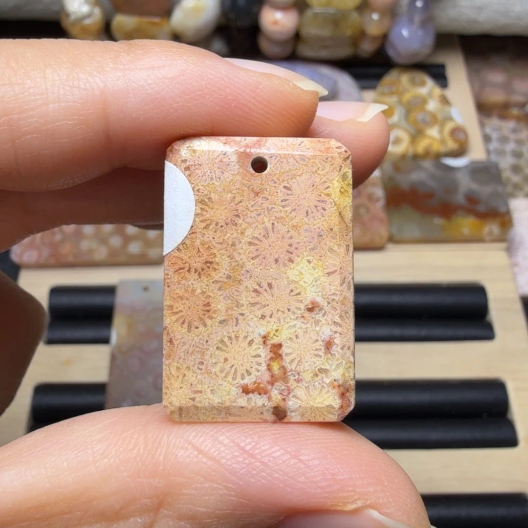 硅化玉未镶嵌红粉黄花花，有呼吸孔