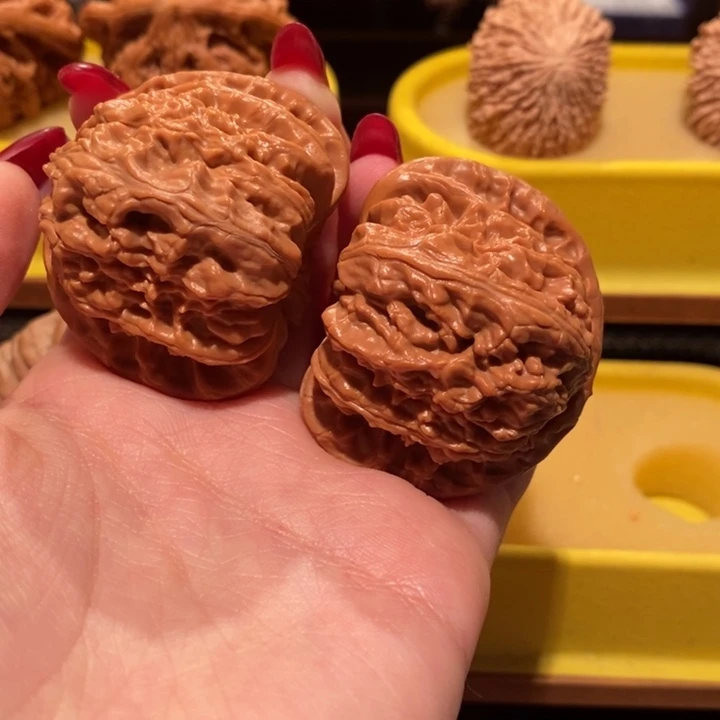 文玩核桃吊坠白狮子