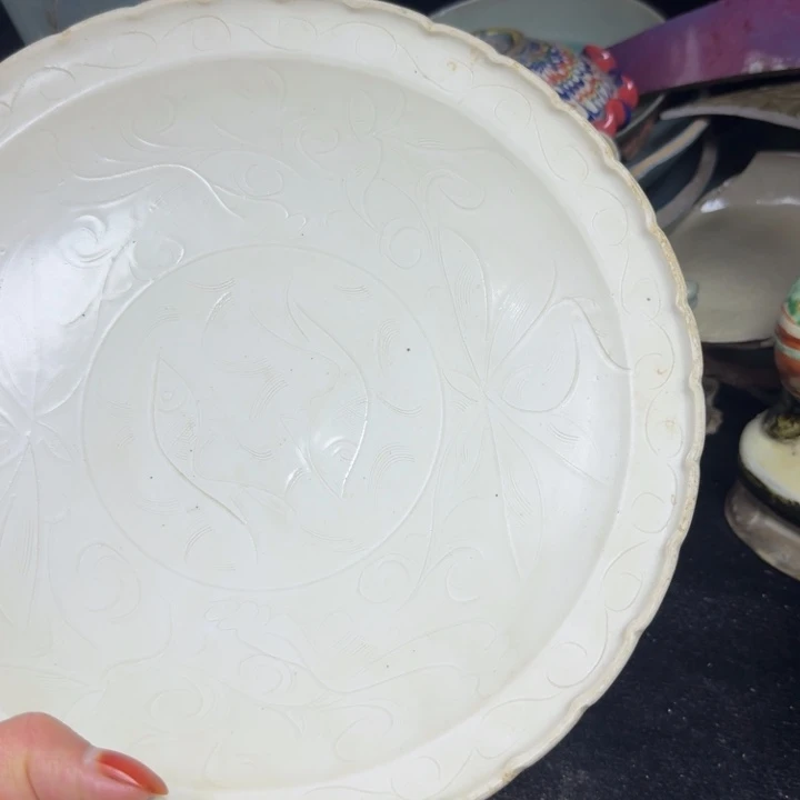 珠***润定窑刻花划花盘白釉