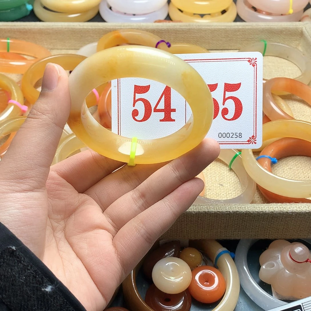 未镶嵌石英质玉（黄龙玉）手镯