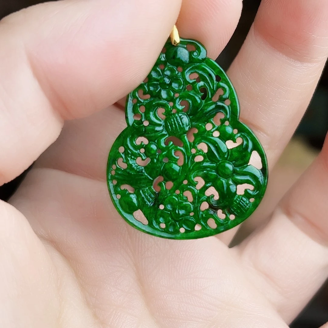 翡翠18K金镶嵌颈饰吊坠