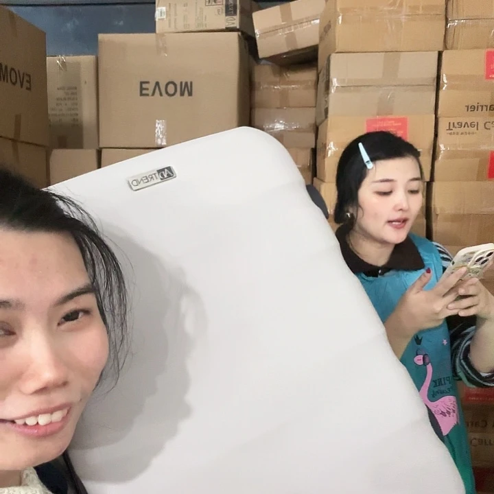 银灰色20寸行李箱