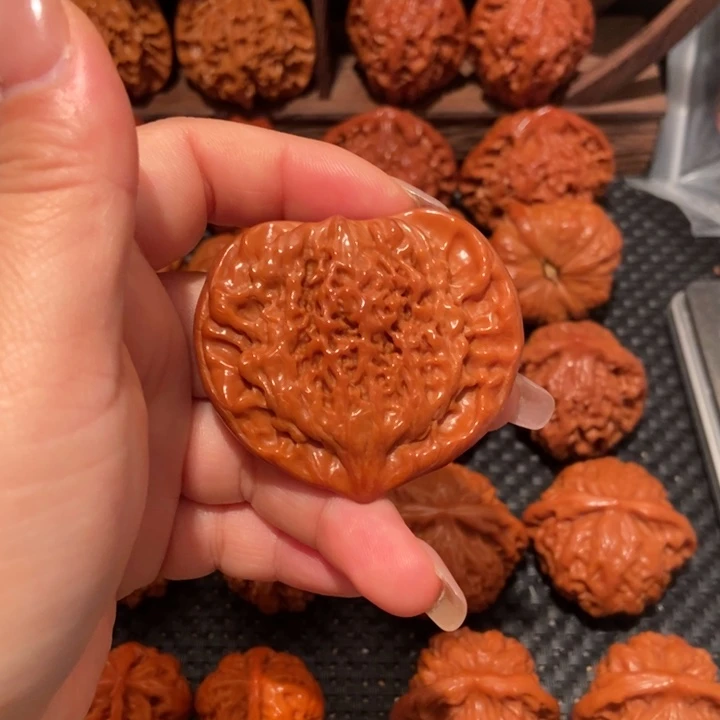 一***张文玩核桃把件54.5尺寸桃心