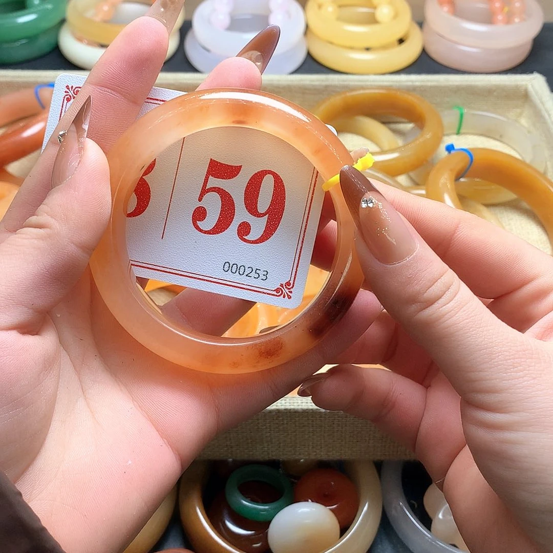 未镶嵌石英质玉（黄龙玉）手镯