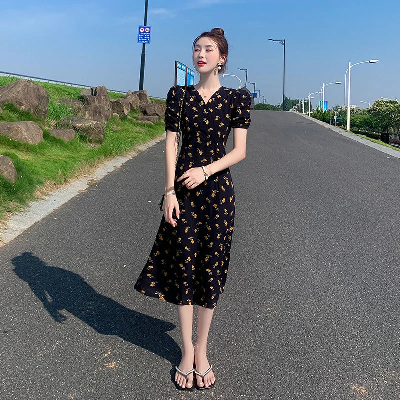 法式气质V领碎花连衣裙女2025夏季新款爆款泡泡袖中长款开叉裙子