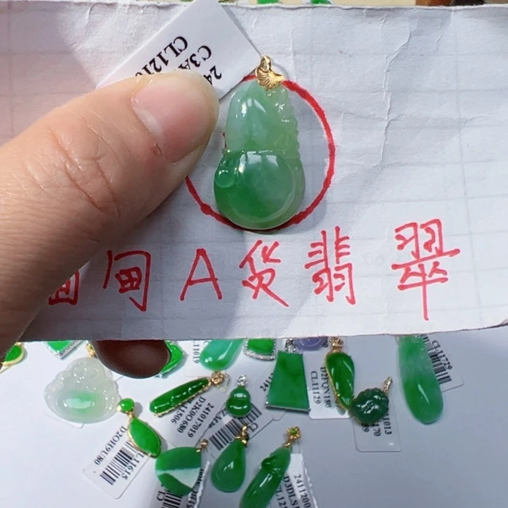 翡翠挂件18K金镶嵌翡翠