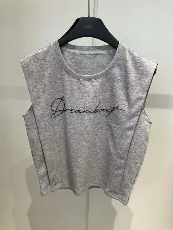 圆领字母无袖背心