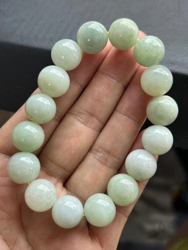 天然缅甸a货翡翠手串，直径卡13毫米，浅绿色泽！
