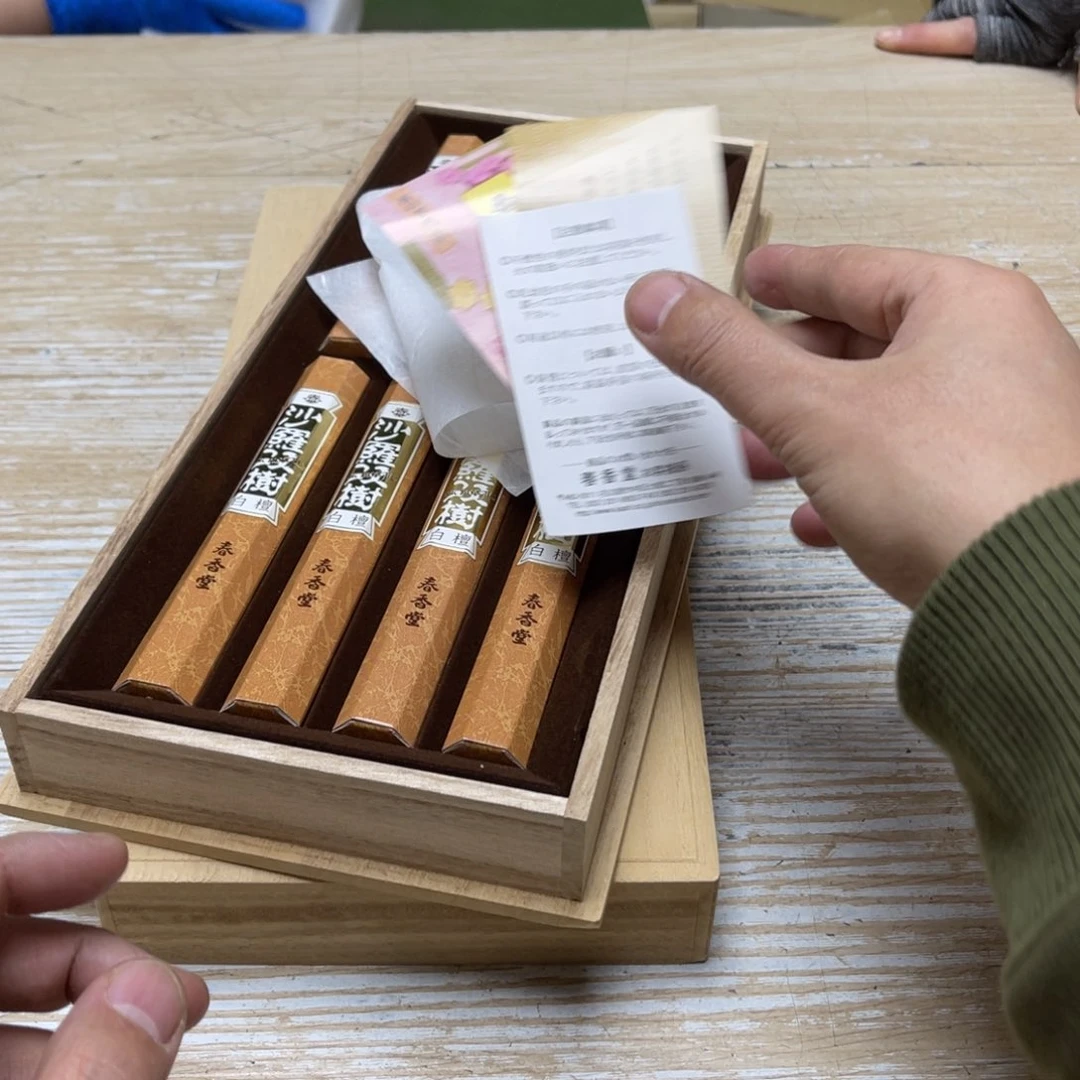 瓷片C**o密密麻麻地排列着一个
