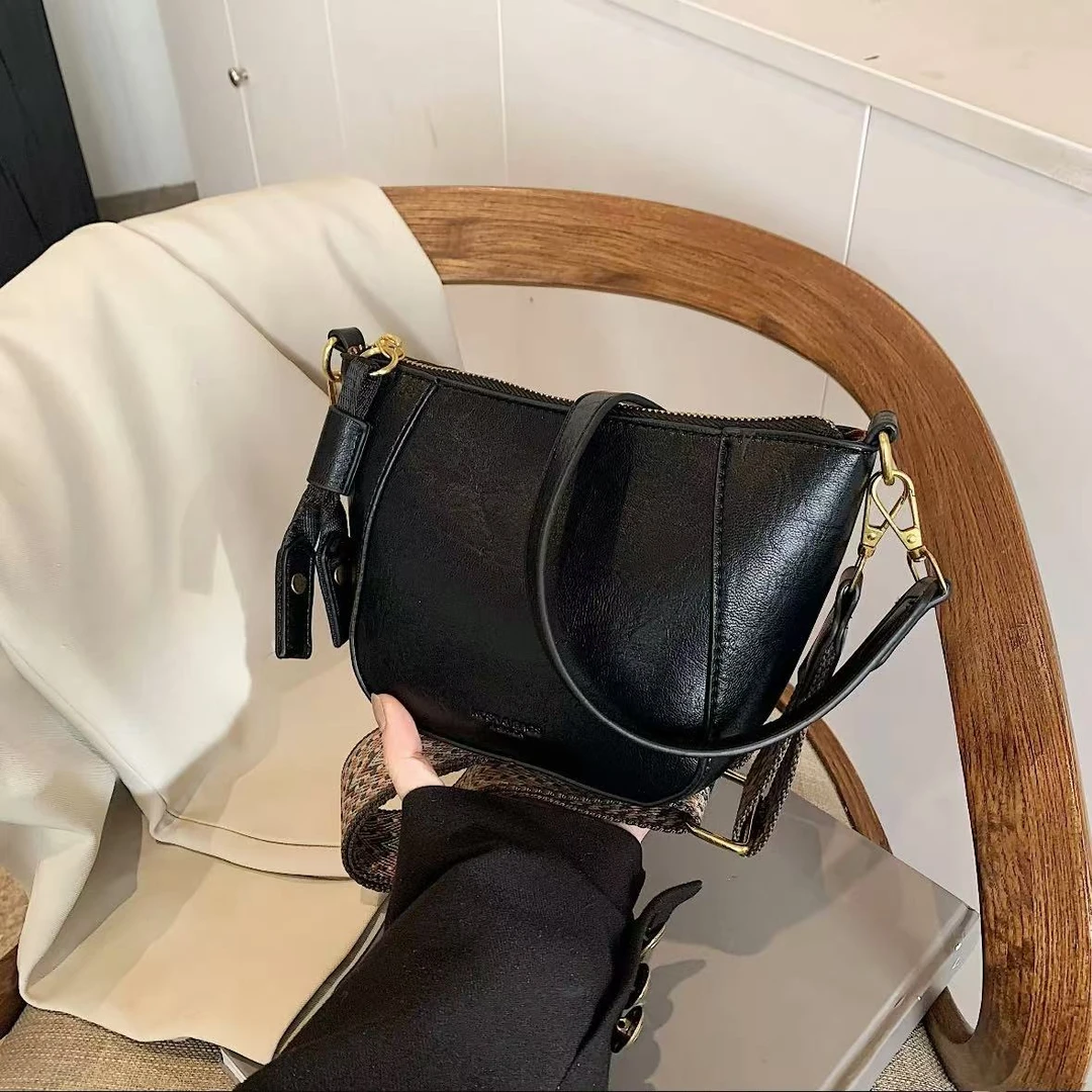 新款轻奢百搭高级感气质时尚斜挎女士包3633黑