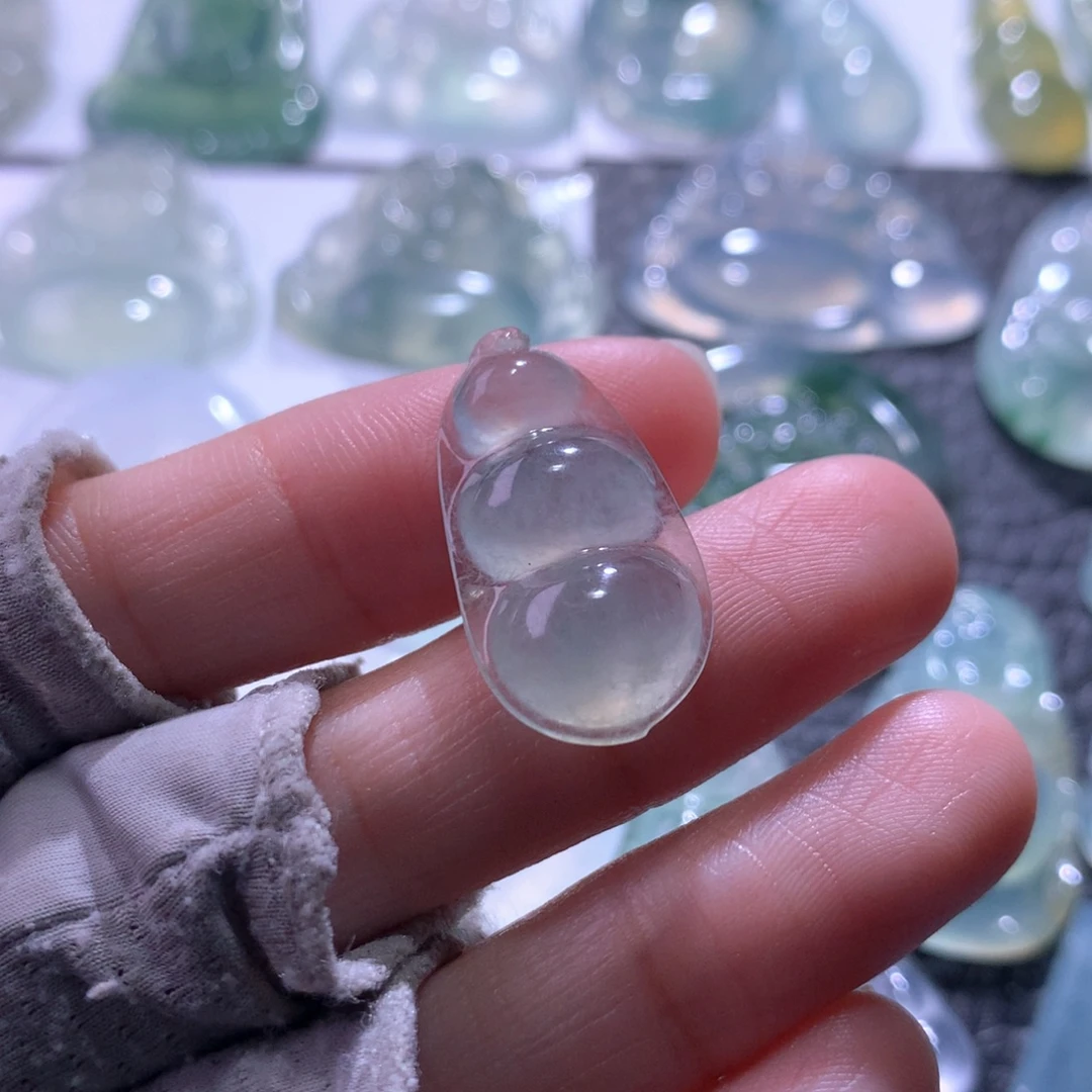 翡翠未镶嵌颈饰豆