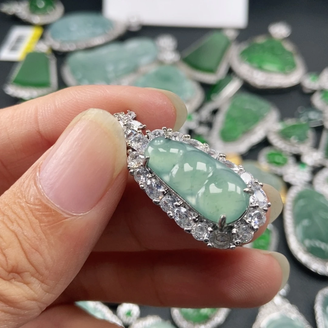 翡翠未镶嵌吊坠(赠链)