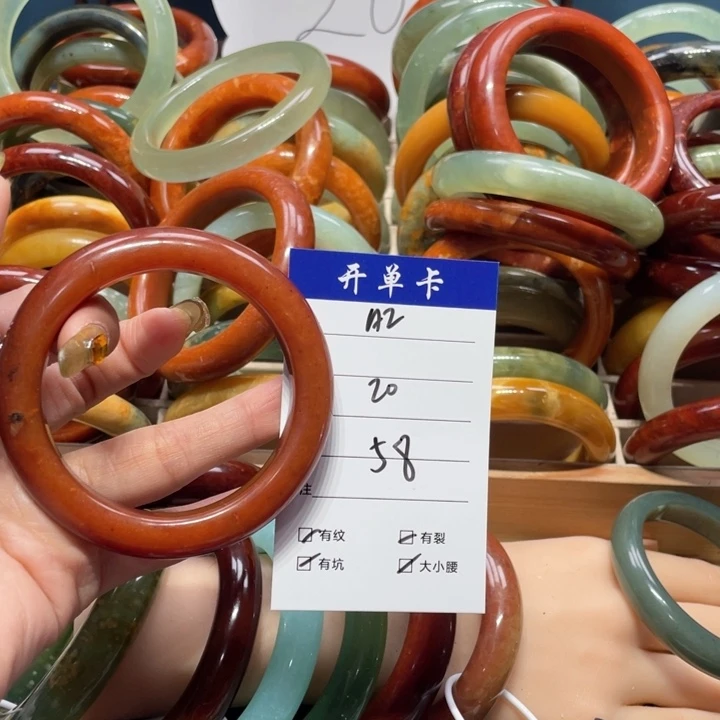 蛇纹石玉手镯未镶嵌诗*