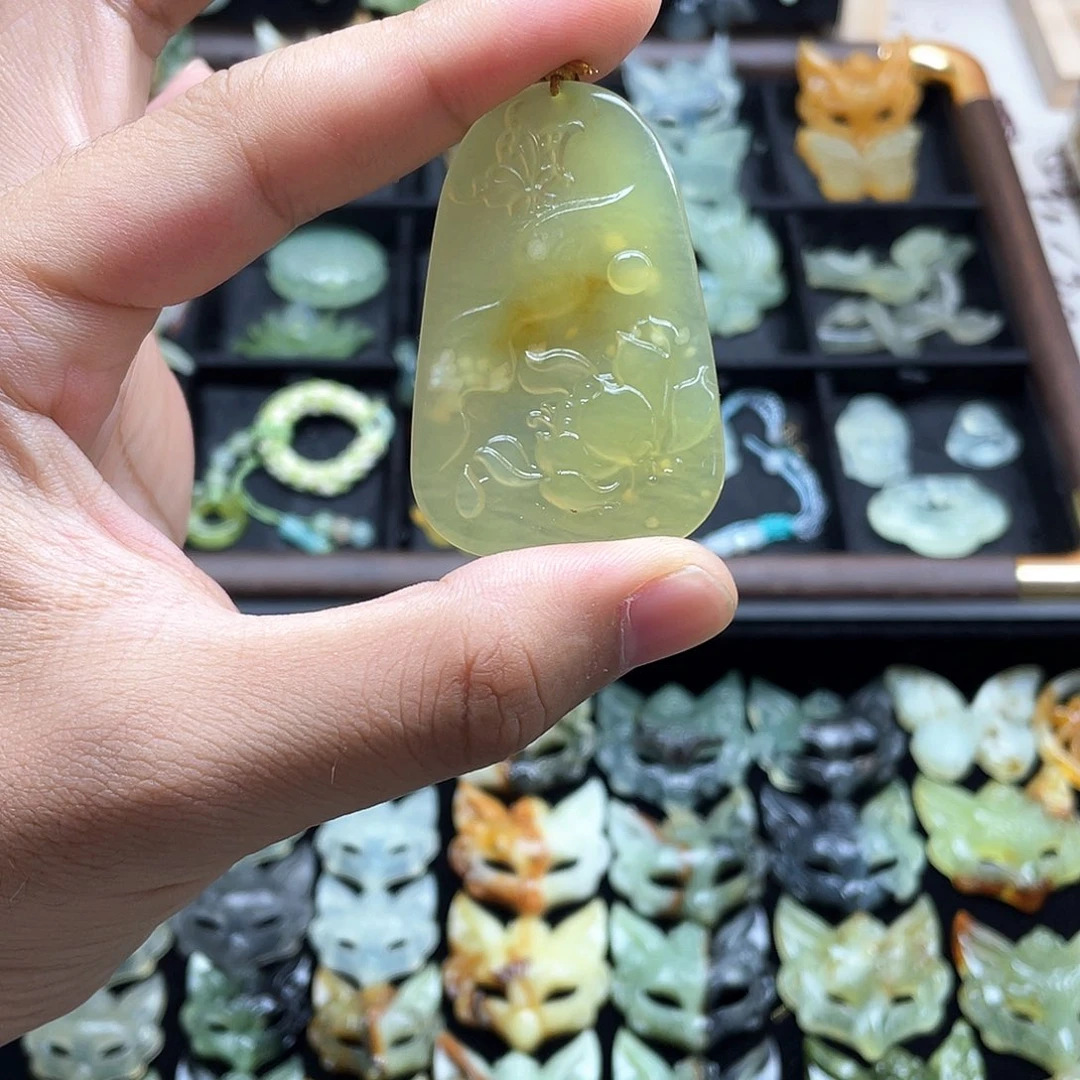 蛇纹石玉未镶嵌颈饰