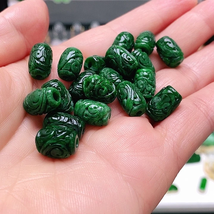 翡翠未镶嵌颈饰沉***挂件