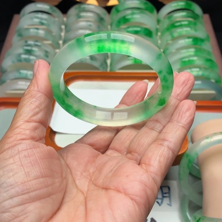 @****石英质玉未镶嵌手镯