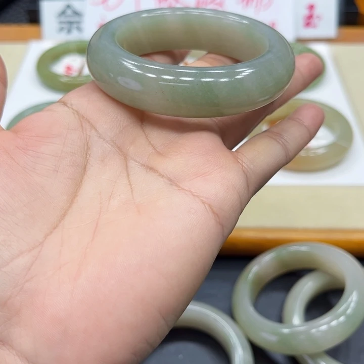 未镶嵌手镯石英质玉素*