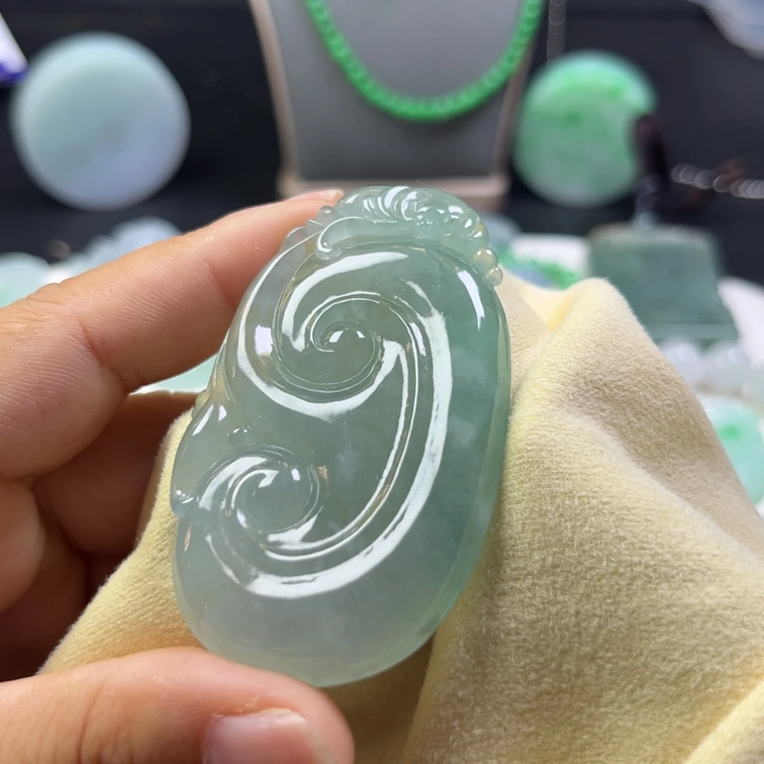 翡翠未镶嵌颈饰如意