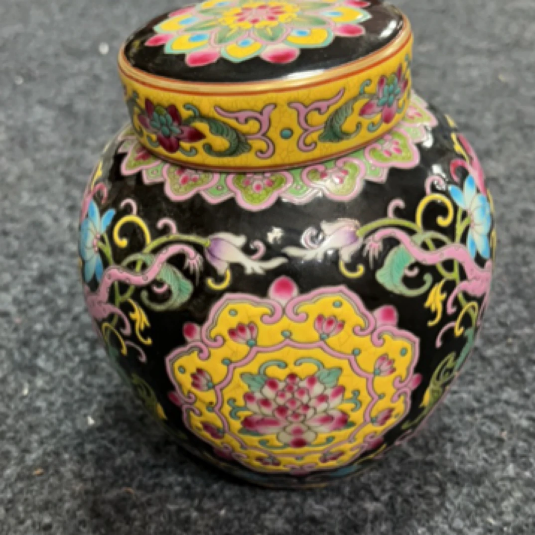 乌金釉缠枝菊花盖罐